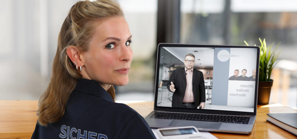 WSD-Mitarbeiterin beim Online-Unterricht am Laptop, mit Schulungsleiter auf dem Bildschirm